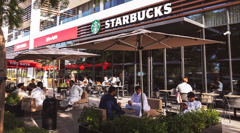 Outdoor cafés and restaurants